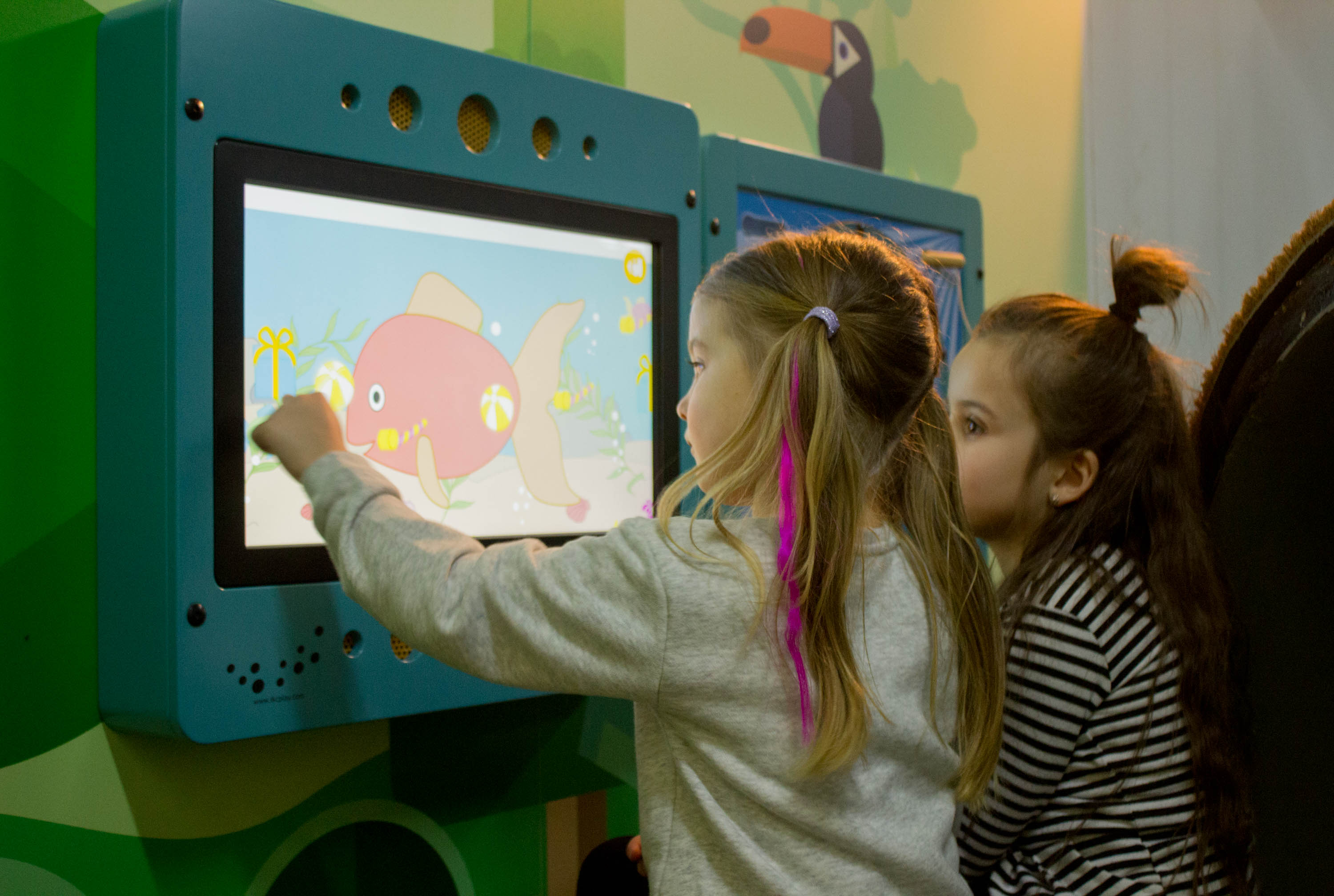 deux enfants jouant avec les systèmes de jeux interactifs de l'IKC