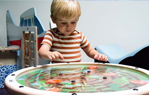 Collection IKC Arctic - Labyrinthe à toupie avec un enfant jouant dans un coin pour enfants