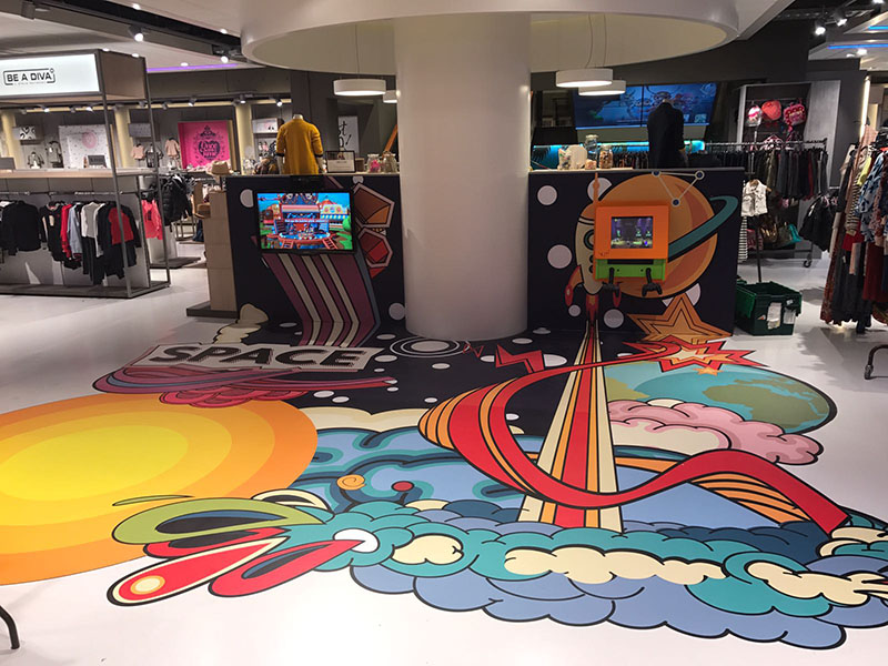Coin de jeu sur le thème de l'espace IKC pour les enfants dans le magasin de vêtements Houtbrox à Veghel aux Pays-Bas