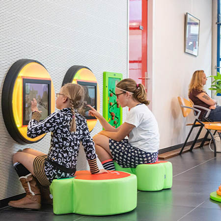 système de jeu interactif pour enfants dans la salle d'attente d'un médecin