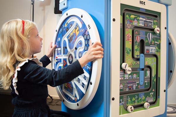 Coin enfants du showroom de Bosch Car Services avec des modules personnalisés