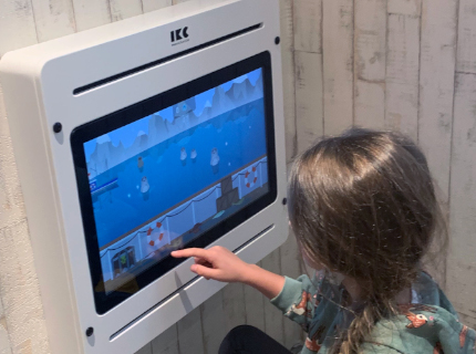 juego de pared con consola de juegos para niños en restaurante