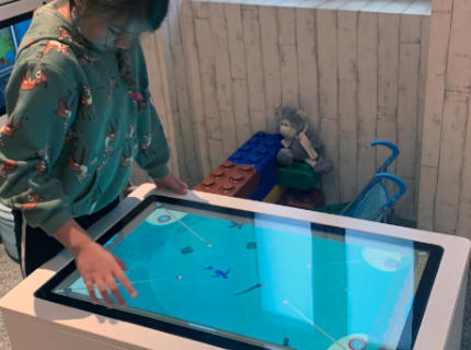 table de jeu interactive pour enfants dans un restaurant